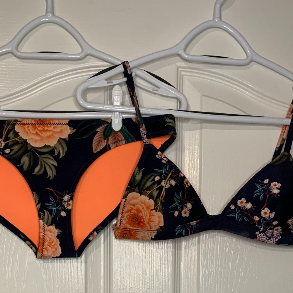 TRIANGL - Navy & Floral Bathing Suit